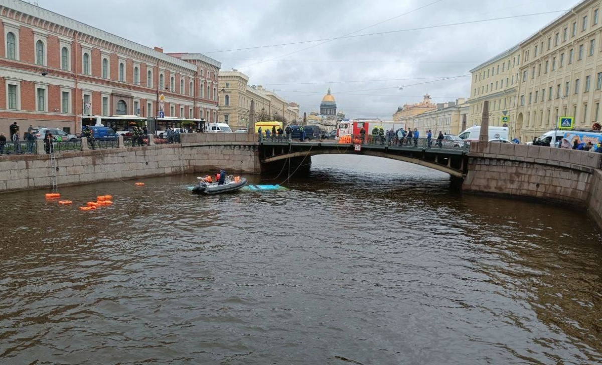 Автобус упал в реку Мойку в Санкт-Петербурге. Фото: ASTRA
