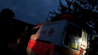 Парамедики врятували мешканця Новожеланного після обстрілу РФ. Фото: кадр із відео