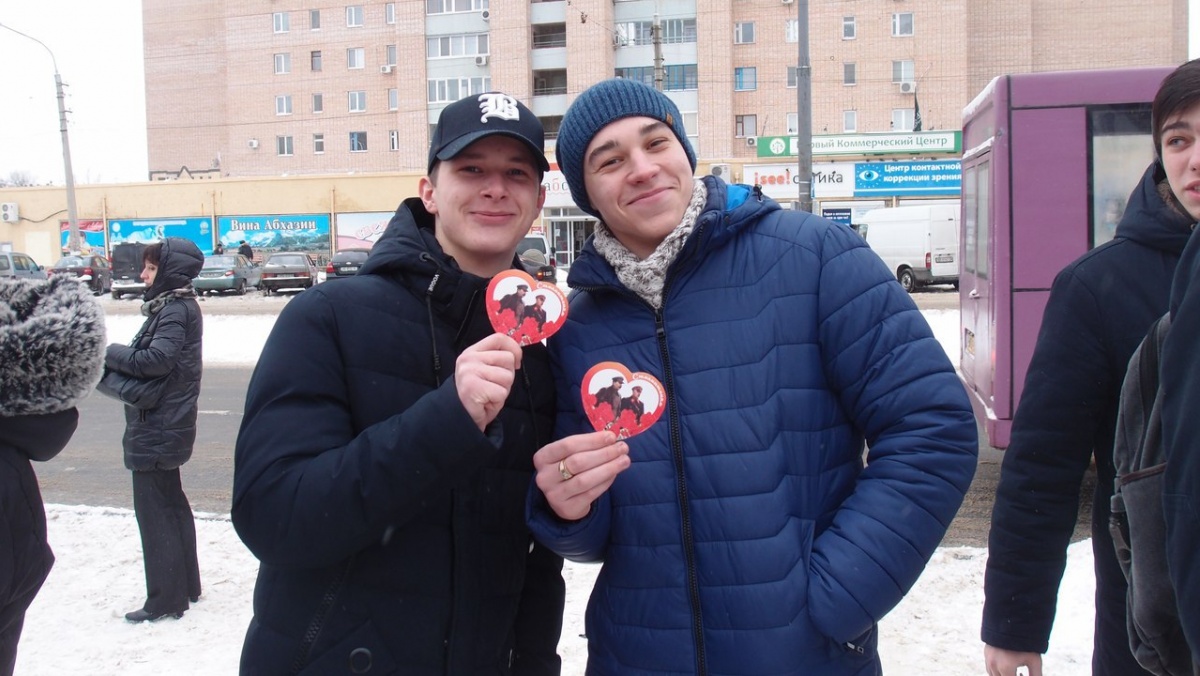 В Луганске коммунисты дарили «сталинтинки»  на 14 февраля