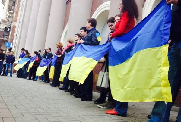 Дончане вышли на защиту украинского государственного флага ФОТО