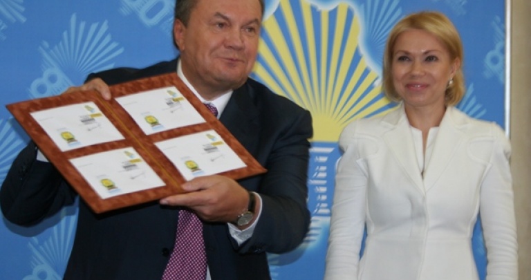 Как Янукович в Донецке пел песню про маму и папу и гасил конверт (фоторепортаж)