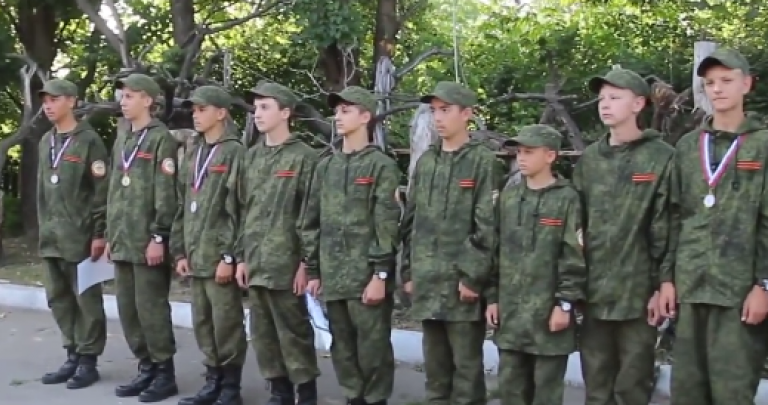 Луганских школьников учили стрелять в лагере Минобороны РФ