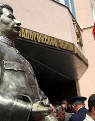 В новогоднюю ночь в Запорожье взорвали памятник Сталину