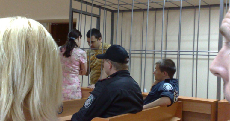 На суде по делу обидчика Александра Януковича выступил свидетель в маске (обновлено)