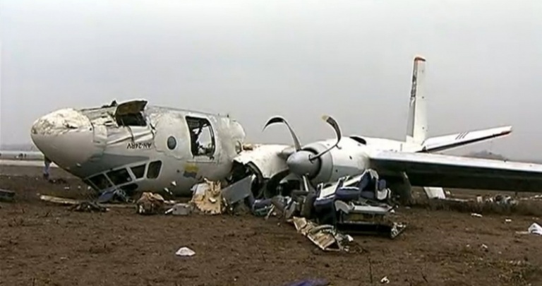 В расследовании крушения самолета в Донецке осталось три версии, - Пшонка