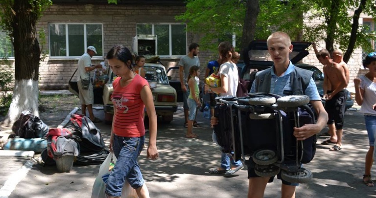 «Параллель» Рината Ахметова помогает переселенцам из зоны боевых действий в Мариуполе