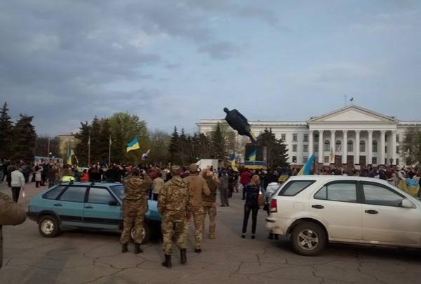 Main news of Donbas: Lenin monuments continue getting toppled, Governor of the Donetsk Region is supervised by a special commission