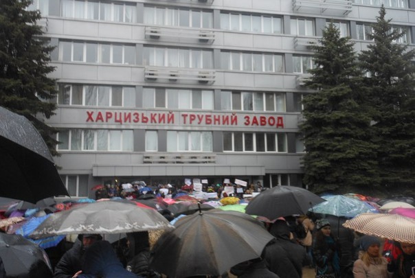 В оккупированном Харцызске митингуют работники завода Ахметова ВИДЕО, ФОТО
