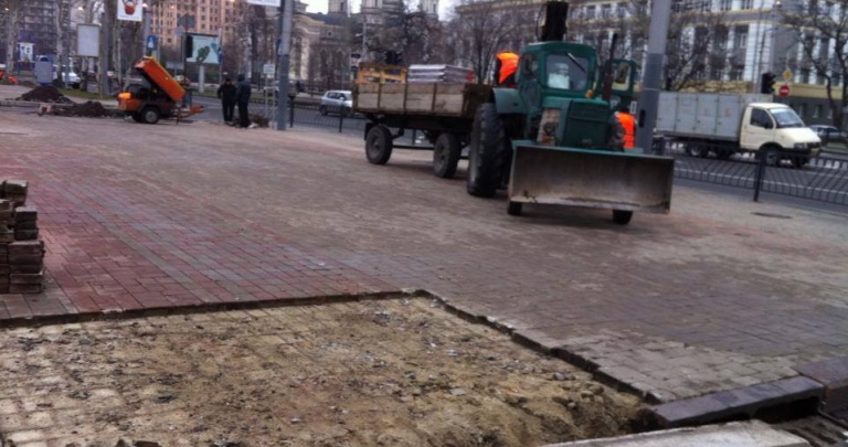 Коммунальщики снимают плитку на Донецком Евромайдане