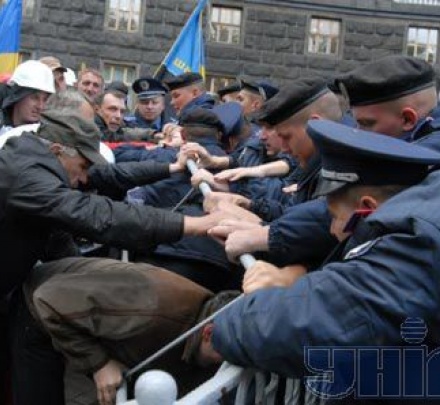 Луганские шахтеры пытаются снести заграждение у Кабмина