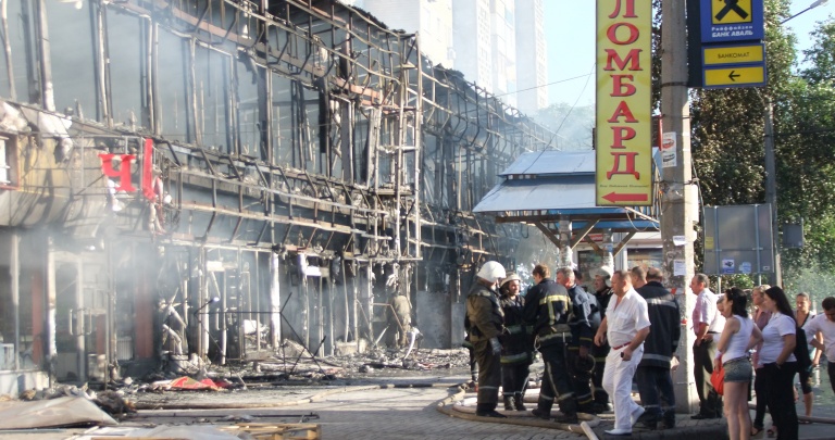 В Донецке дотла сгорел 2-х этажный торговый центр. Никто не пострадал