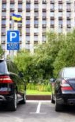Азаров разрешил увеличить автопарк Донецкой обладминистрации до 20 авто