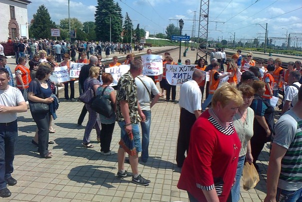 В Ясиноватой от Украины требуют деньги с плакатом «Мы хотим жить в ДНР» ФОТОФАКТ
