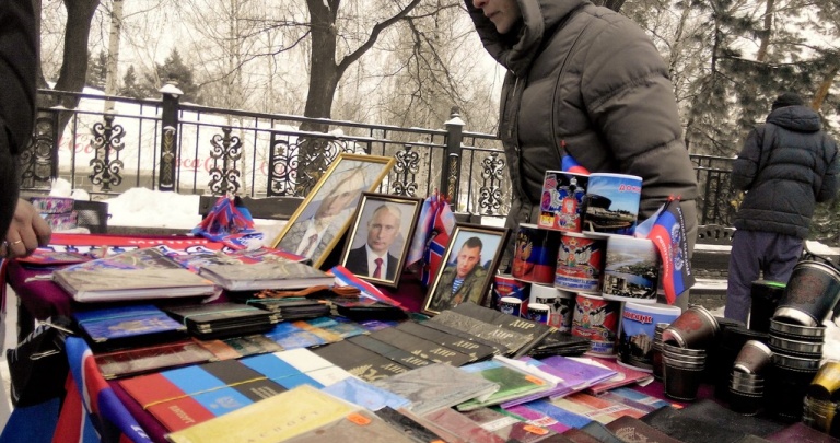 На рождественской ярмарке в оккупированном Донецке продавали портреты Путина и Захарченко ФОТО