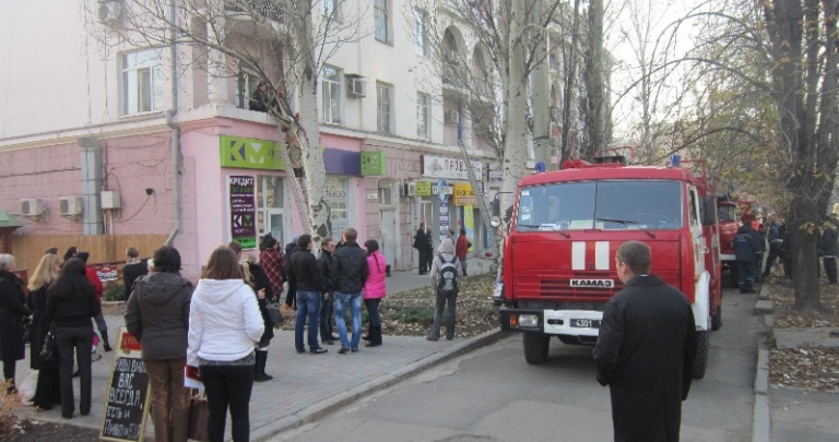 В центре Донецка произошел пожар - добавлены фото