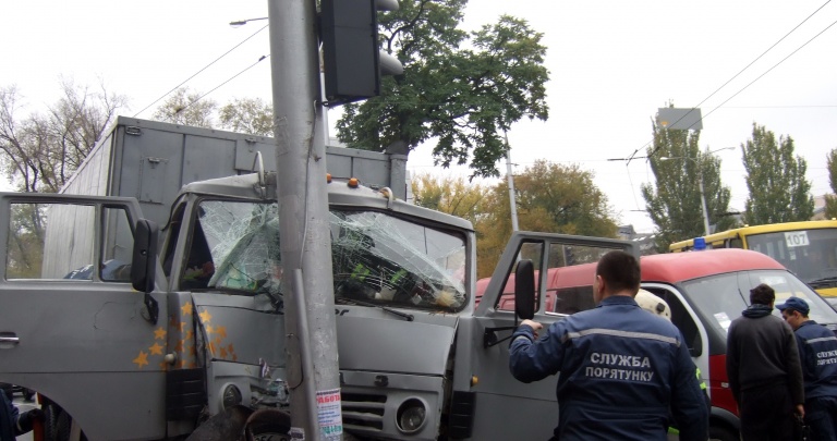 В центре Донецка у «КАМАЗа» таранил светофор