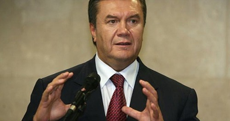 Янукович любил жить «по-богатому»: В Киеве открылась выставка вещей беглого экс-президента