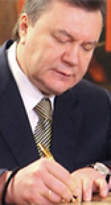 Янукович утвердил мораторий на продажу сельхозземли