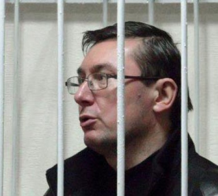 Донецкий адвокат требует отменить помилование Луценко