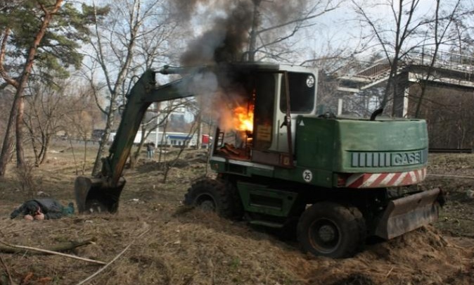 Под Киевом сожгли экскаватор застройщика вырубившего сосны