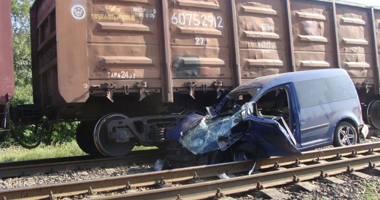 В ДТП на Донецкой ж/д столкнулись грузовой поезд и Volkswagen