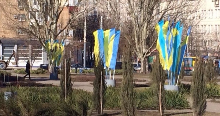 В Мариуполе желто-голубые флаги вывешены на всех государственных учреждениях