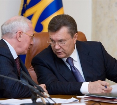 Янукович отчитал Азарова