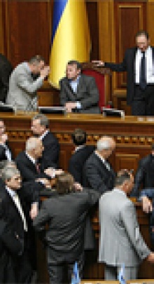 БЮТ заблокировал Раду, чтобы защитить Тимошенко