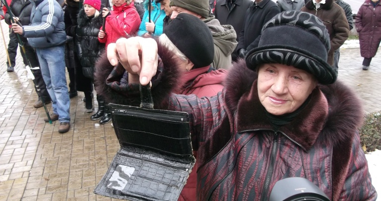 В Донецке 75 иногородних человек провели «Марш пустых кошельков»