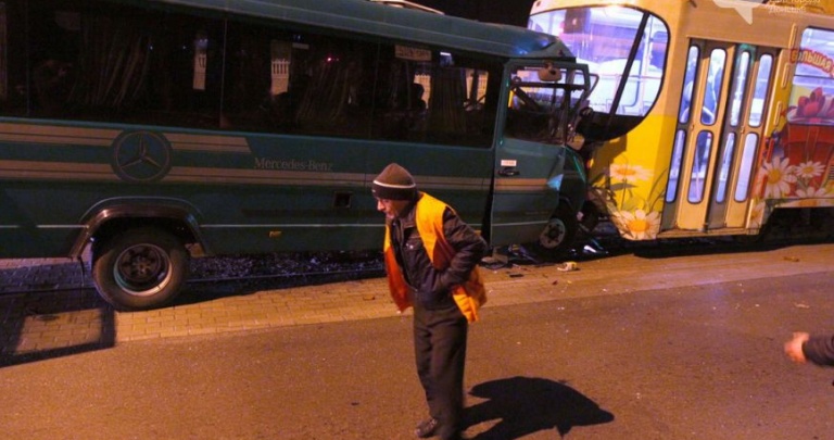 В Донецке автобус с болельщиками ФК «Шахтер» врезался в трамвай