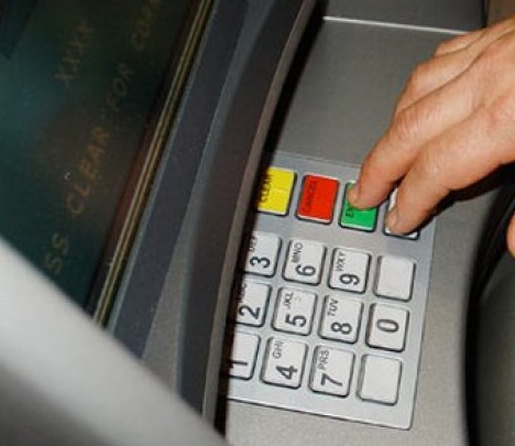 Банкир в Енакиево незаконно снял с карточки клиента почти 300 тысяч