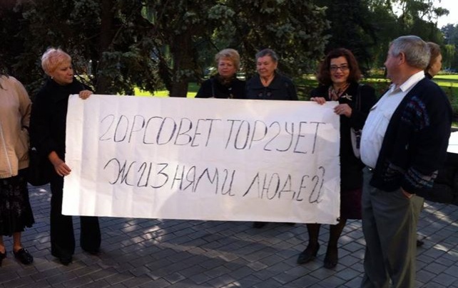 Жители многоэтажки в Донецке митинговали против владельца магазина