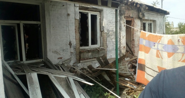 На окраине Донецка – новые разрушения из-за обстрела ФОТО