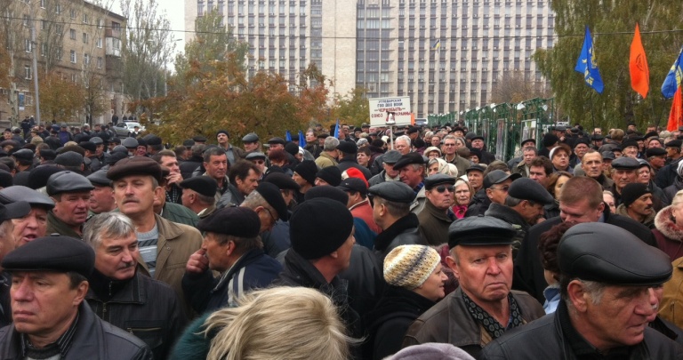 Фоторепортаж митинга льготников в центре Донецка