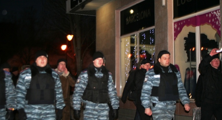 В Донецке завершился марш в честь Дня Героев Крут. После драки милиция задержала 4 человека. Видео и фото