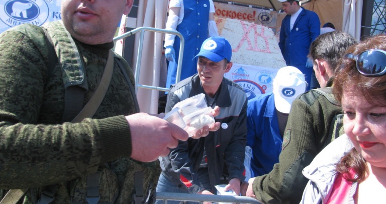 Донецк: бесплатная паска из-под автомата