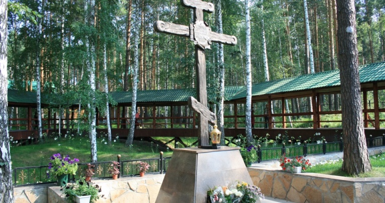 Муж певицы Цыгановой решил подарить группировке «ДНР» крест с места захоронения царской семьи