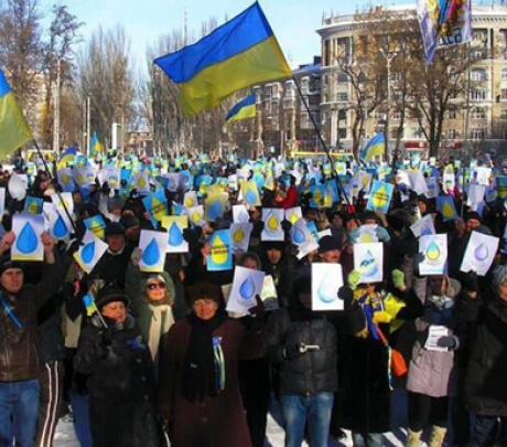 Мир поддерживает Украину пикетами и Автомайданами. Не забыли и про Азарова