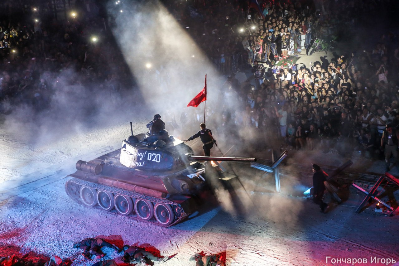 В Севастополе устроили байк-шоу под песни про «ополченцев», флаги России, «ДНР» и портрет Сталина