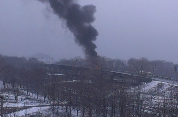 На мосту по улице Петровского в Донецке во время попадания снаряда погибло 2 человека (обновляется)