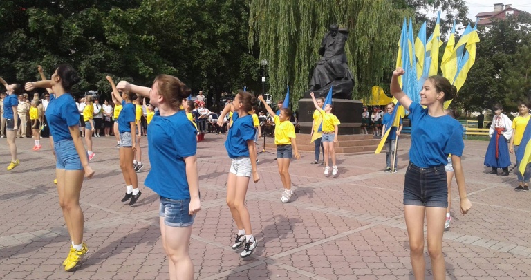 Как Донетчина отметила День Конституции: митинги, фотовыставка и российский флаг