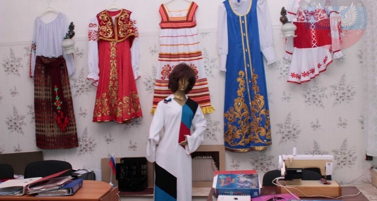 Жительницам Донецка шьют костюмы в стиле «ДНР»