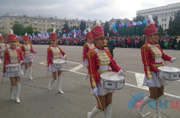Митинг под серпом и молотом – 1 мая в Луганске ФОТОФАКТ