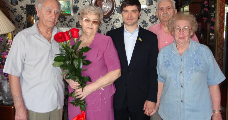 Депутат Донецкого горсовета Адамов поздравил супругов Лютых с 55-летием семейной жизни