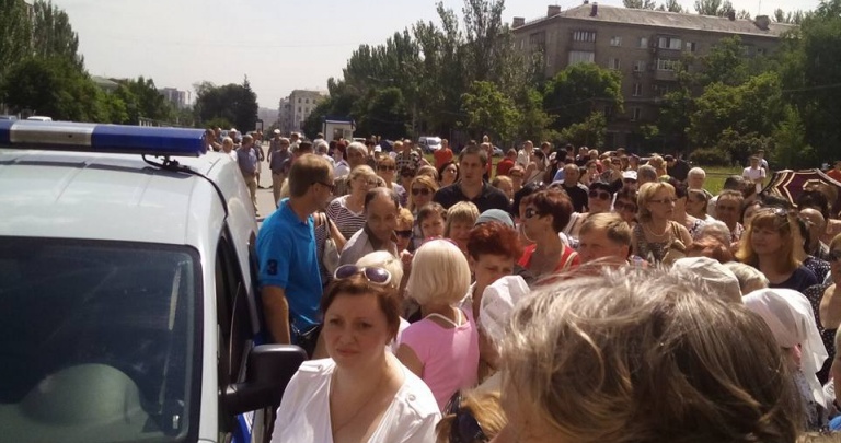 В центре Донецка митингующие просят прекратить обстрелы (ФОТО, ВИДЕО)