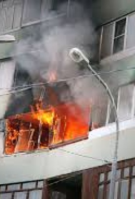 310 жителей эвакуированы из-за пожара в 5-этажном жилом доме в Луганске