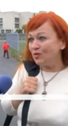 За попытку поговорить с Януковичем женщину выволокли из участка и отправили в милицию