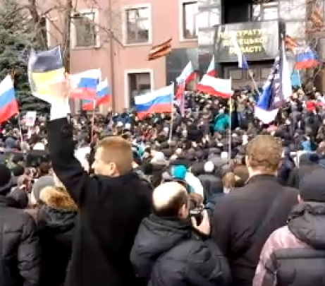 В Донецке пророссийские активисты освобождают здание прокуратуры