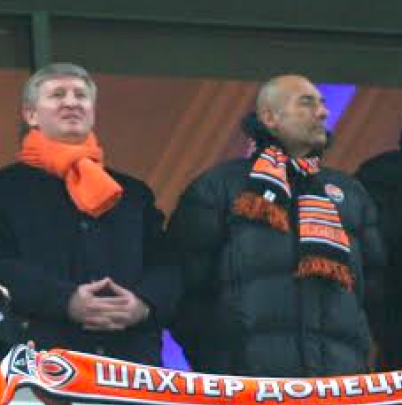 Ахметов появился на футболе в Донецке под выкрики 