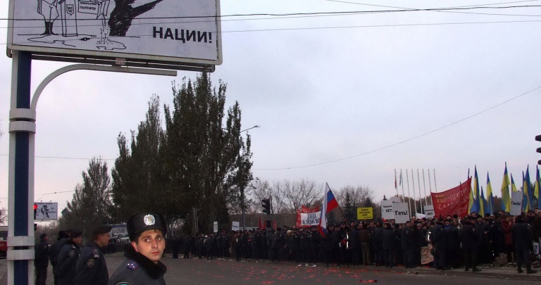 Фото дня. Как в Донецке митинговали против «фашизма» осенью 2003 года